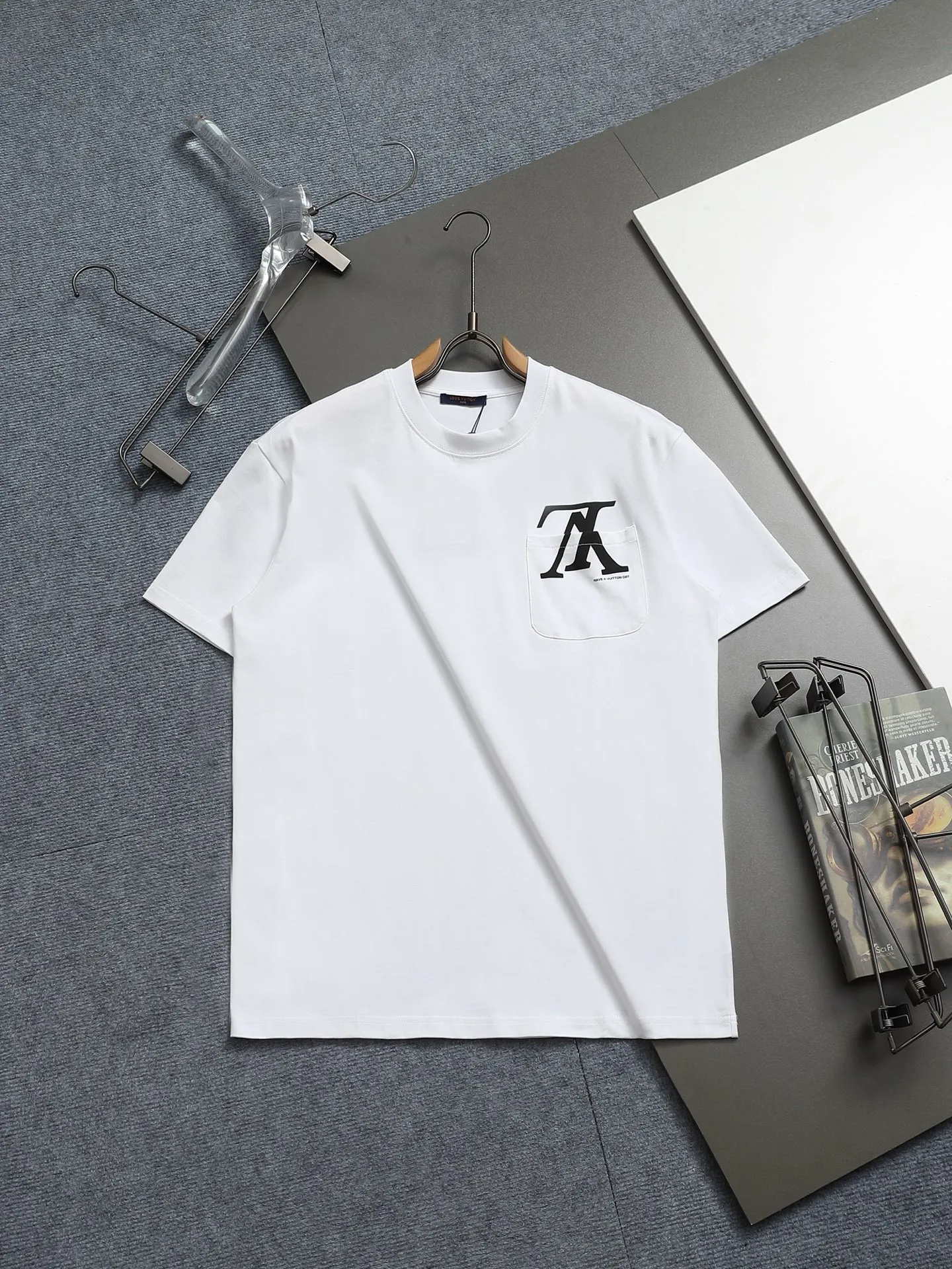 🅿️170 LV 25ss spring and summer printed short T series -1v Yayoi Kusama series pumpkin 🎃 pattern round neck short-sleeved T-shirt. Made of 32-count double yarn pure cotton 240g, washed at high temperature, will not shrink or fade. Comfortable to the touch, super texture❤️ Back-stitched cuff design, yellow back-mark embellishment, and a full set of accessories. A must-have for trendy men and trendy women, the classic drop-shoulder slightly wide version is available exclusively from stock!         ⚠️Only make high quality products, reject junk goods!  -Color: White Black -Size: XS S M L -Crowd: Unisex